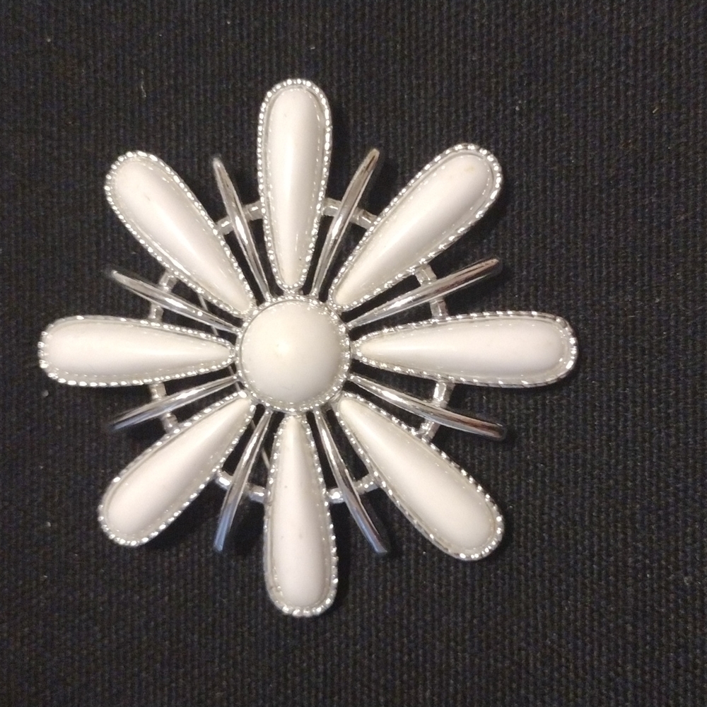 Vintage Sarah Coventry Signed Silver Tone White Acrylic Snow Blossom Brooch